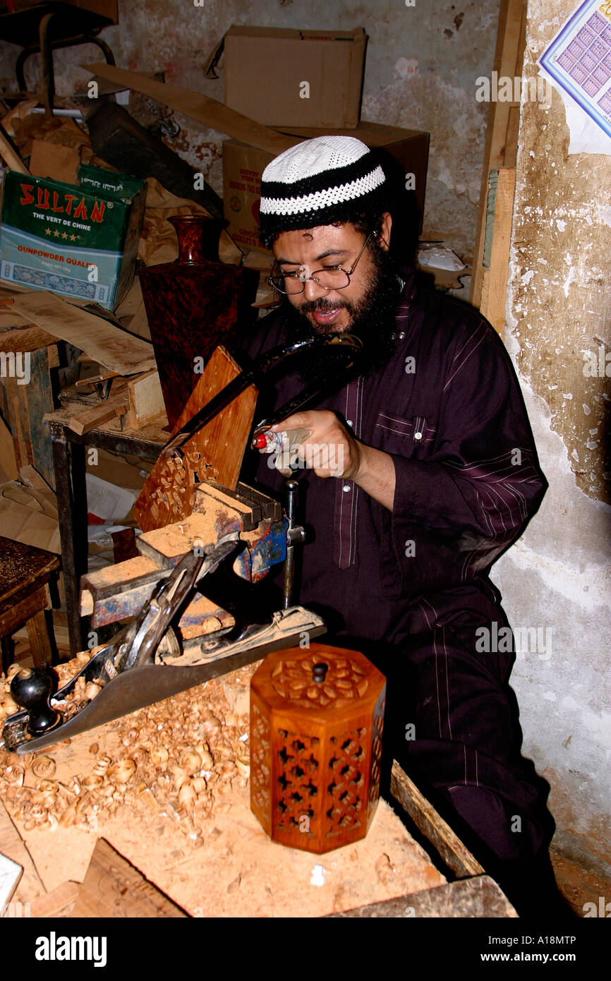 Maroc Essaouira Abdelmounaim Rahmini Arabesque en bois de thuya coupe atelier ajouré Banque D'Images