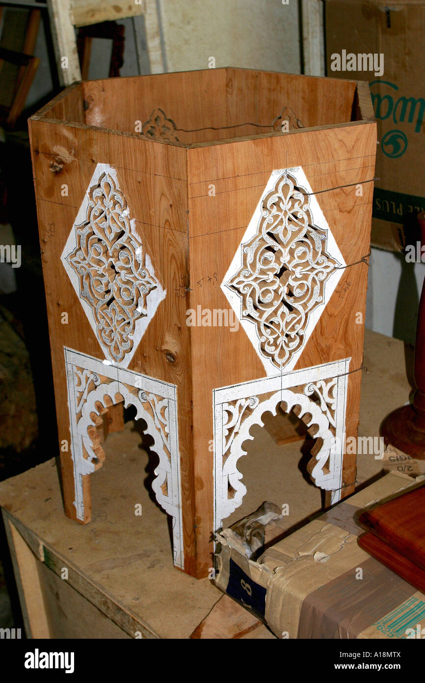 Maroc Essaouira atelier Arabesque table fretwork en cours Banque D'Images