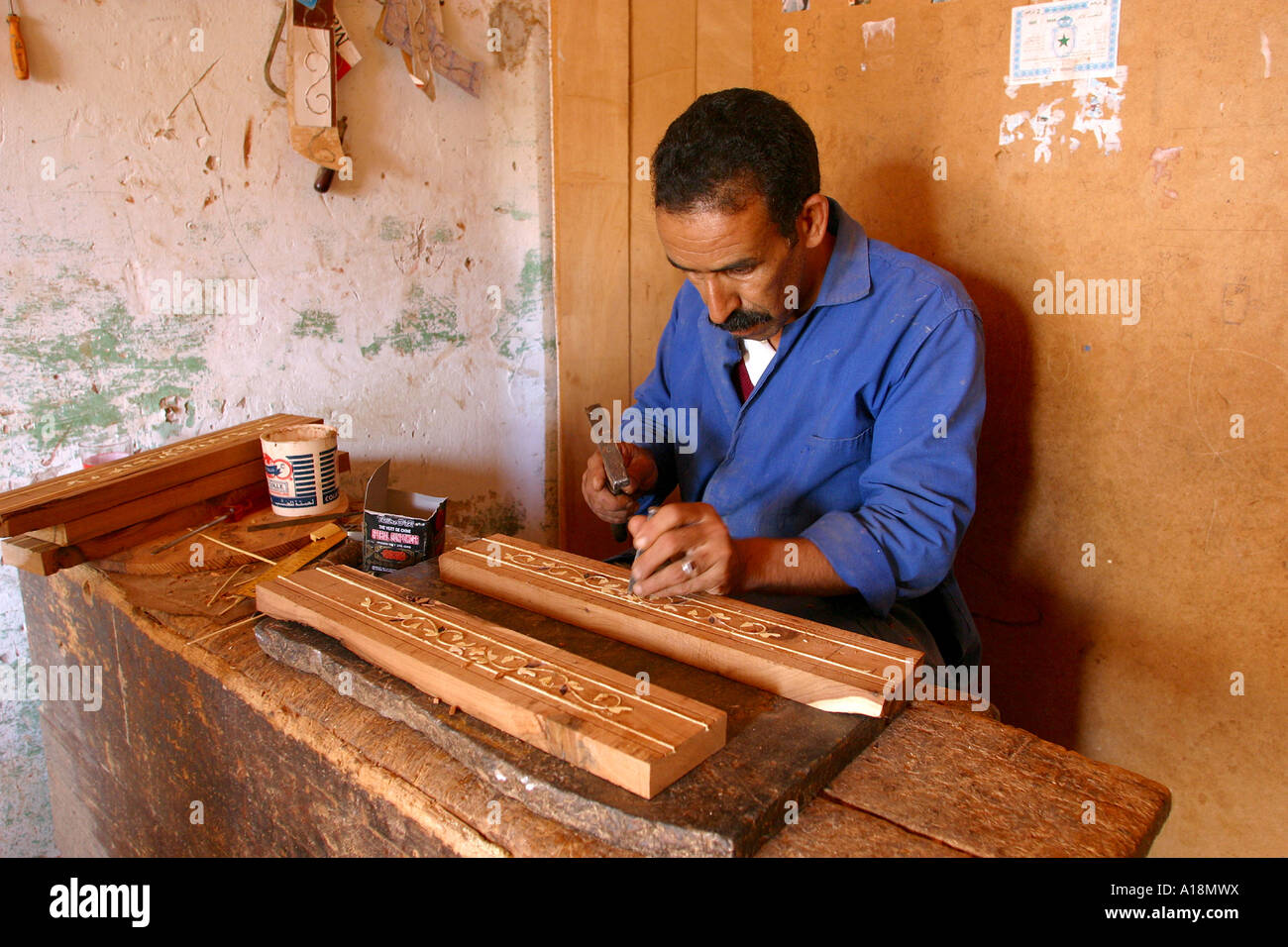 Maroc Essaouira Zaitar Mohammed faisant table marquetée Banque D'Images
