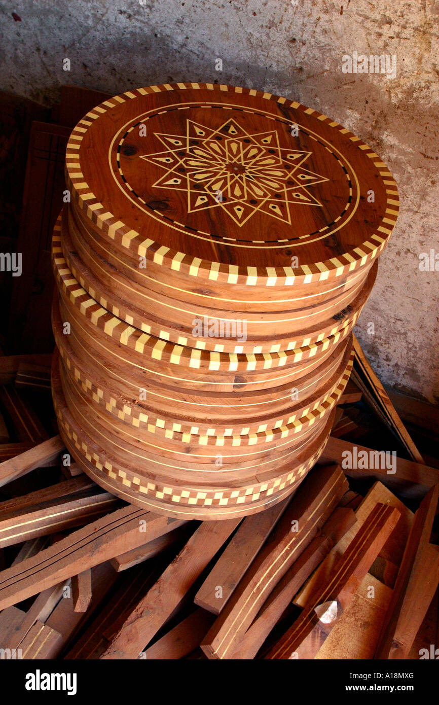 Maroc Essaouira marqueterie bois Dessus de table circulaire inachevé Banque D'Images