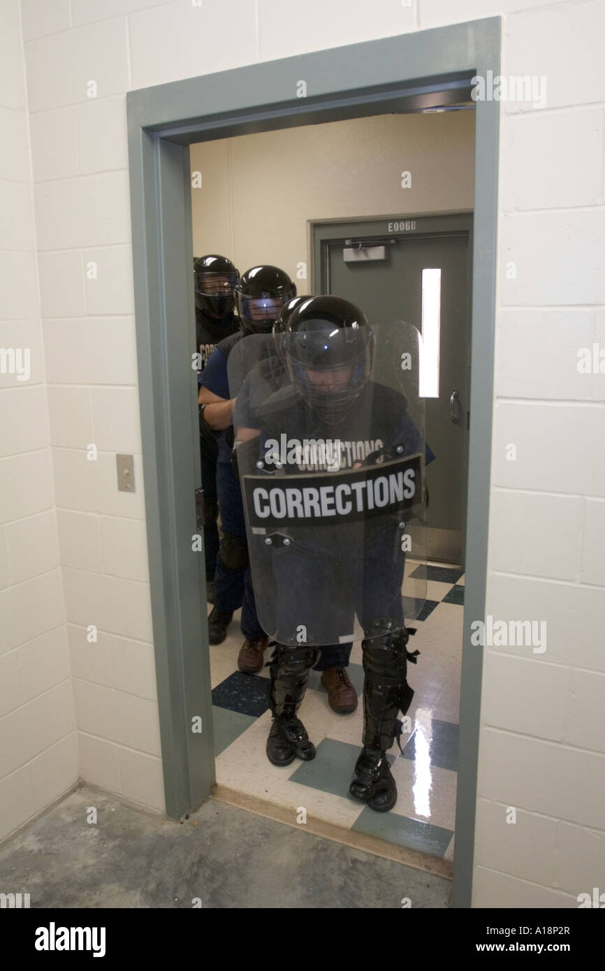 L'équipe d'extraction de cellule à cellule saisie indisciplinés poignée détenu. Prison à sécurité maximum, Nebraska, USA. Banque D'Images