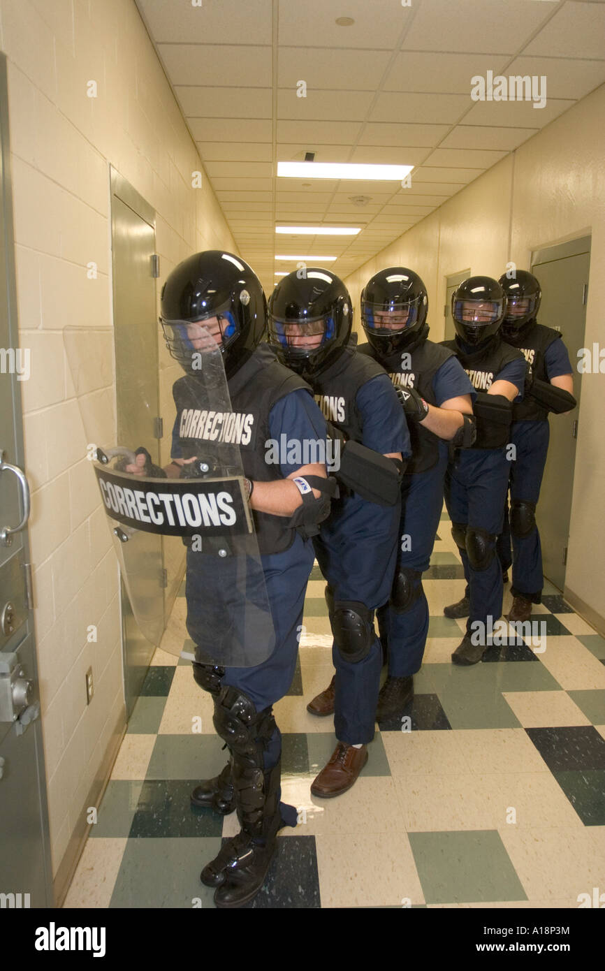 L'équipe d'extraction de cellule se préparer à pénétrer dans la cellule à traiter les détenus indisciplinés. Prison à sécurité maximum, Nebraska, USA. Banque D'Images