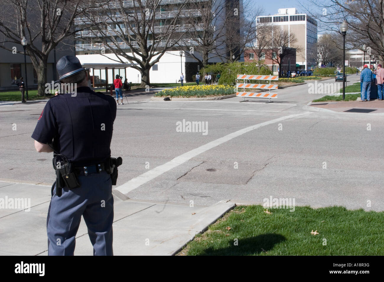 Nebraska State Trooper radio portatif à l'aide. Démonstration de l'homme de l'immigration de 2006. Banque D'Images