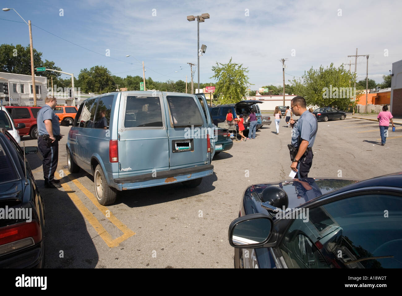 Les agents de police qui fait une arrestation après l'arrêt d'un véhicule. Kansas City, USA. Banque D'Images