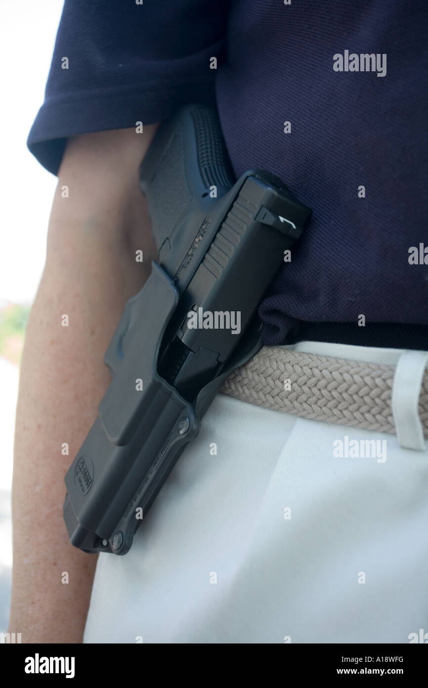 Modèle Glock 22. En calibre .40 holster type palette. Femme plainsclothes  détective Photo Stock - Alamy