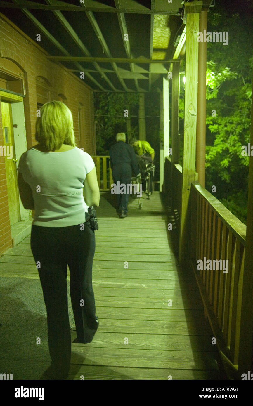 Détective homicide chez les femmes sur la scène d'un corps est découvert à l'intérieur d'un appartement Banque D'Images