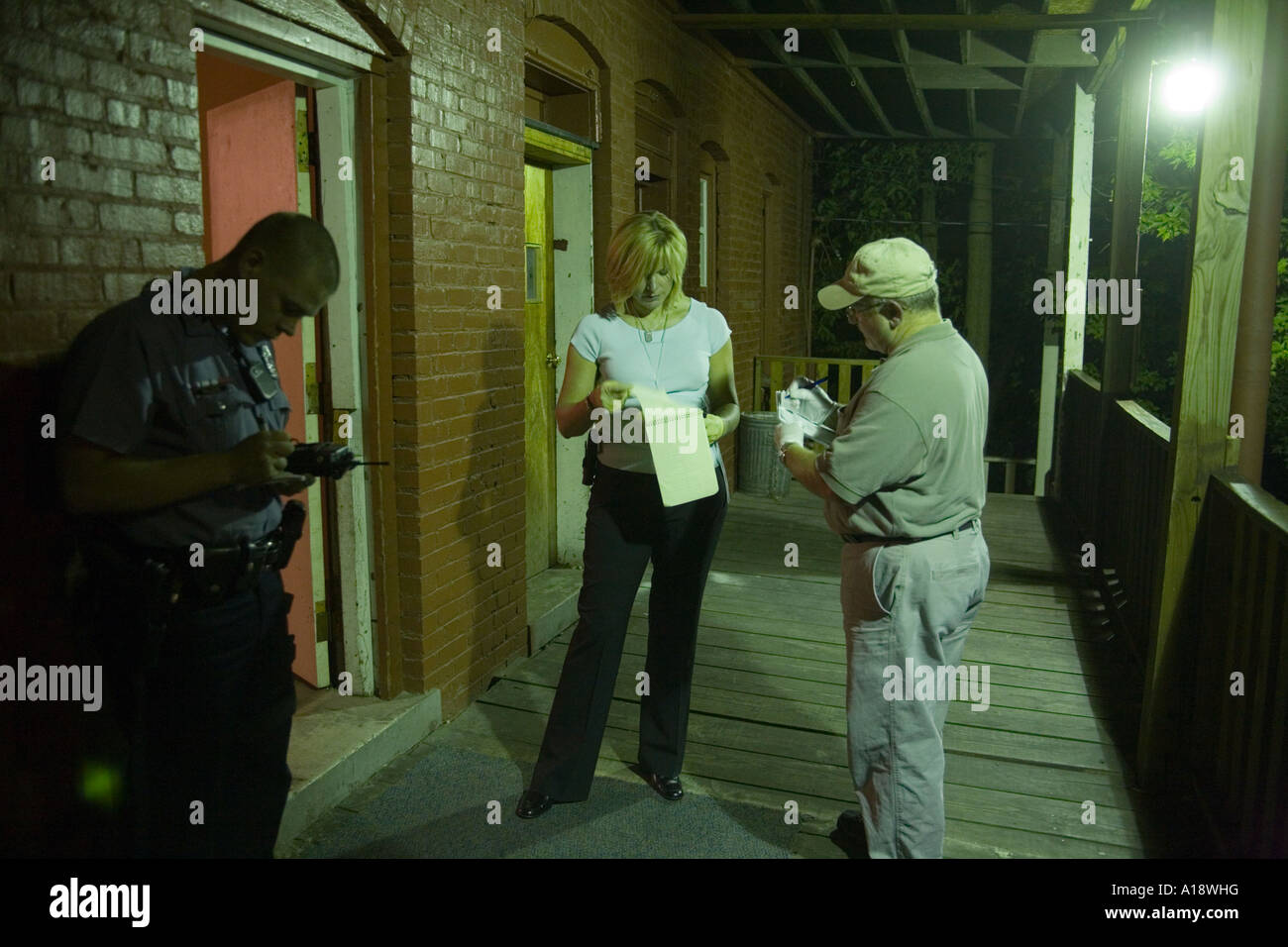 Détective homicide chez les femmes sur la scène d'un corps est découvert à l'intérieur d'un appartement Banque D'Images