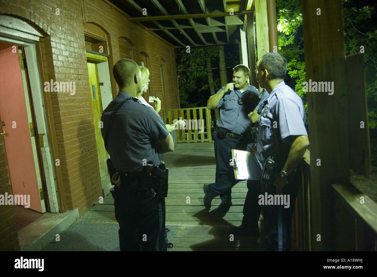 Détective homicide chez les femmes sur la scène d'un corps est découvert à l'intérieur d'un appartement Banque D'Images