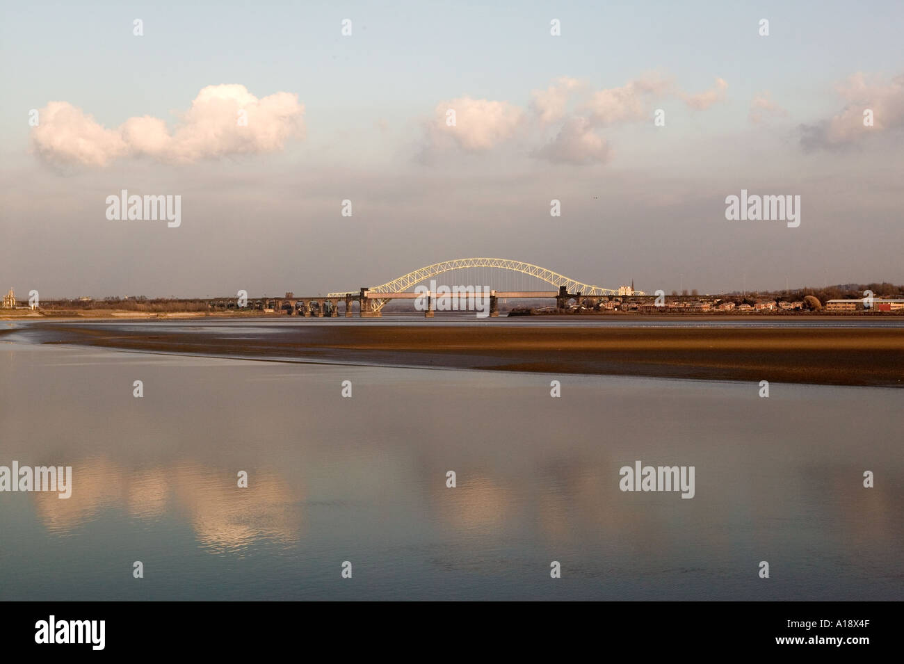 Runcorn Bridge soir lumière Banque D'Images