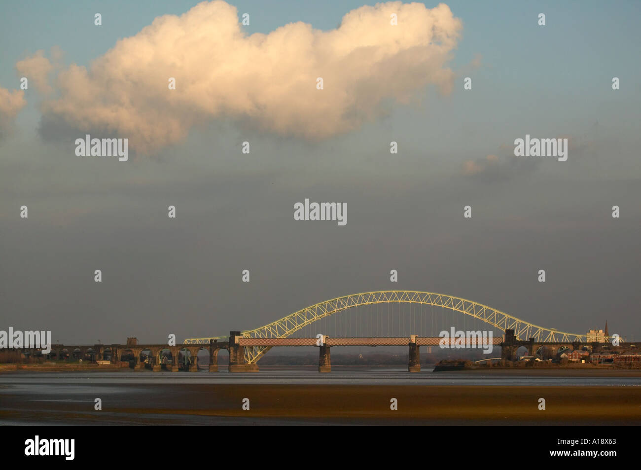Runcorn Bridge avec le cloud Banque D'Images