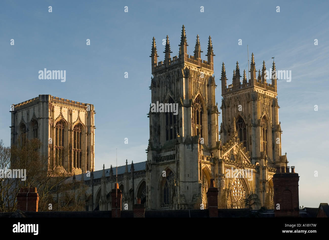 West Towers Central Tower York Minster Cathedral à crépuscule York North Yorkshire Angleterre Royaume-Uni GB Grande-Bretagne Banque D'Images