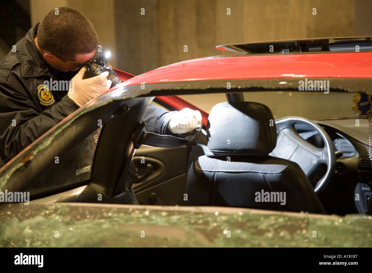 Technicien de scène de crime de la collecte des preuves sur les lieux d'un tournage. Kansas City, Missouri, États-Unis. Banque D'Images