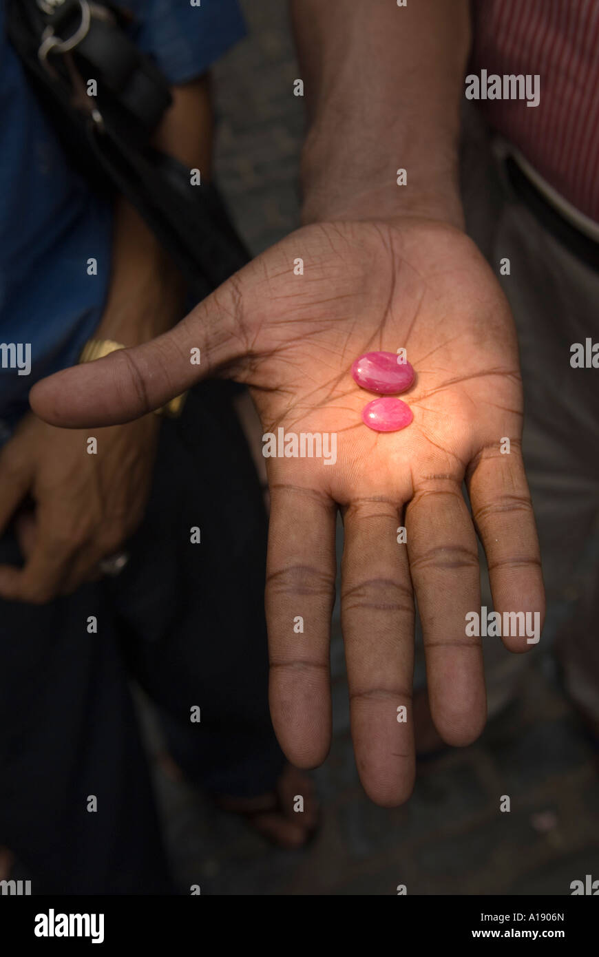Ruby deux rubis étant offerts à la vente dans le 'Scott Market' maintenant connu sous le nom de Bogyoke Aung San Market, Yangon Birmanie Myanmar des années 2006 2000 HOMER SYKES Banque D'Images