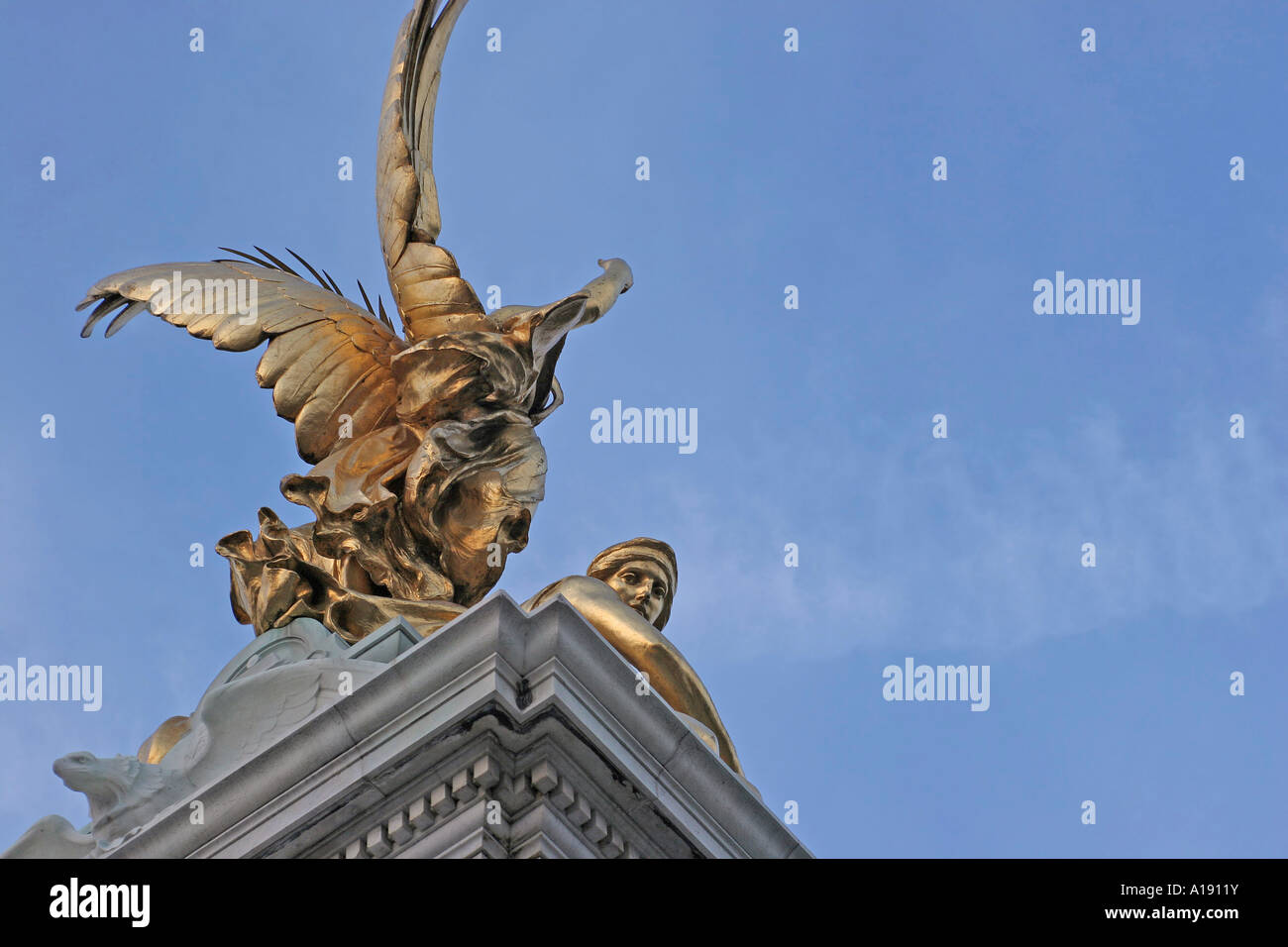 Closeup détail du Monument de la reine Victoria à Londres, en Angleterre, au crépuscule. Banque D'Images