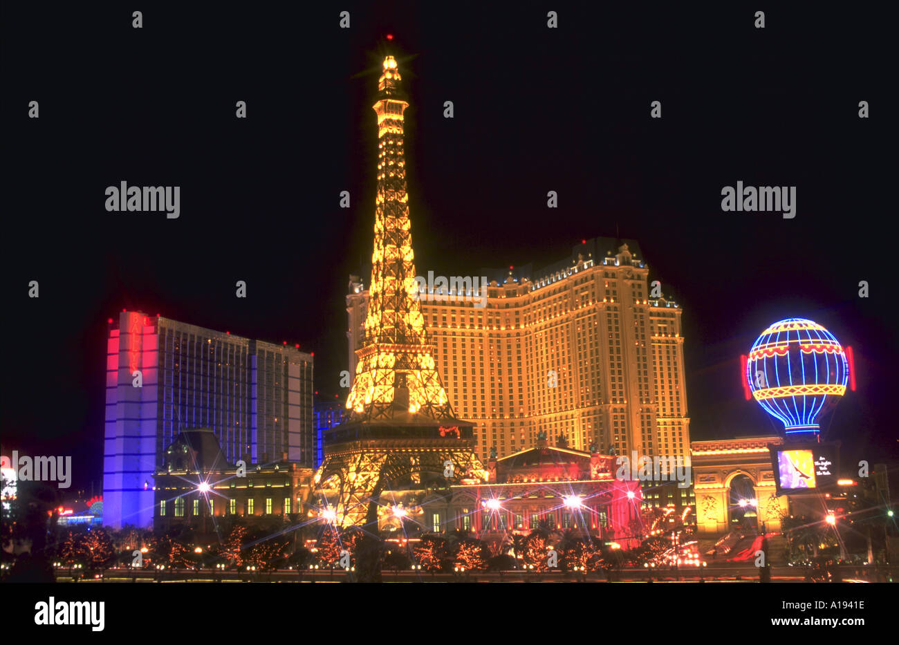 Réplique de la Tour Eiffel éclairée par des néons en face de l'Hôtel de Paris la nuit sur le Strip de Las Vegas Banque D'Images