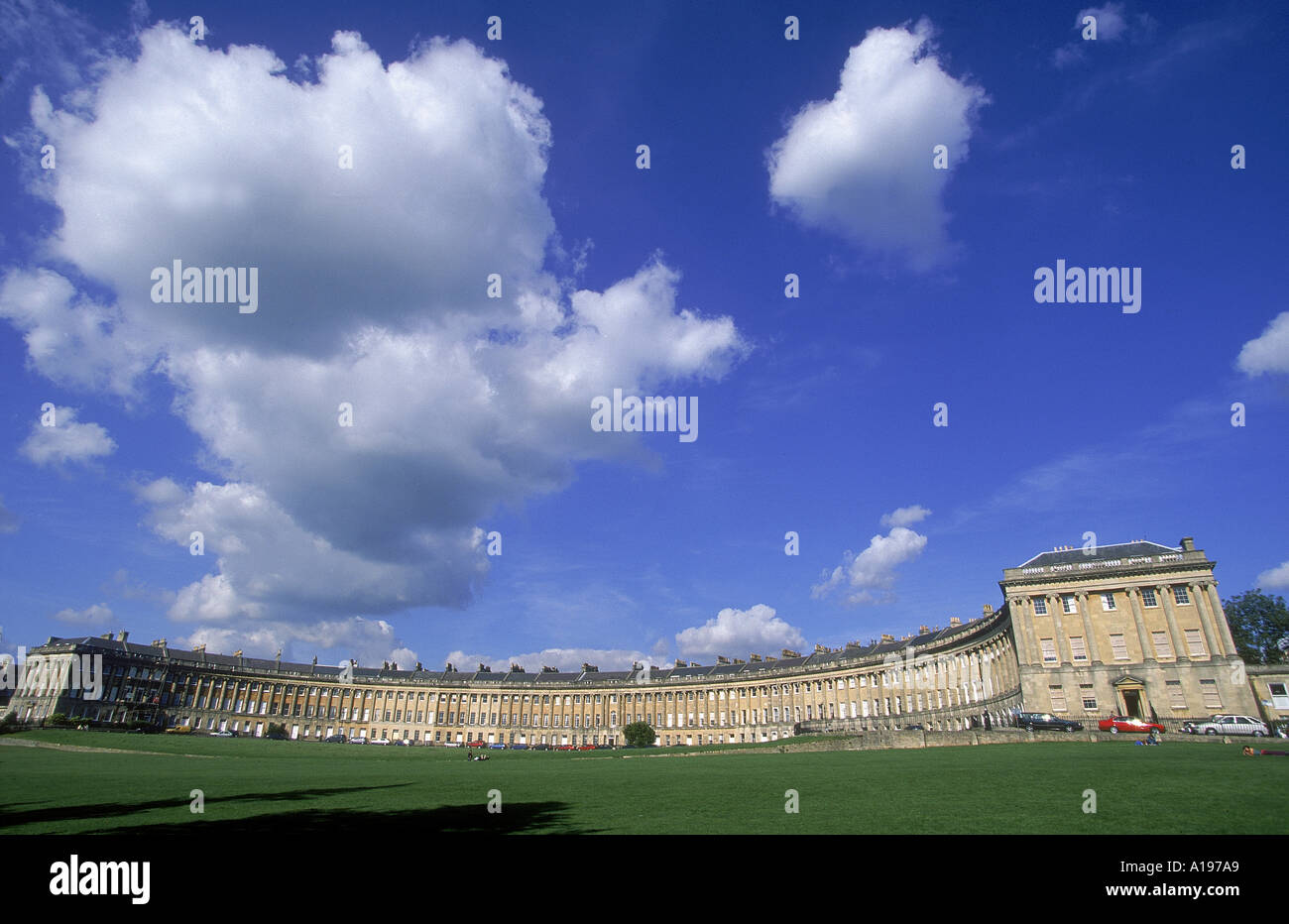 Le Royal Crescent conçu par John Wood le jeune dans la ville historique de Bath, célèbre pour son architecture géorgienne Avon Angleterre R Francis Banque D'Images
