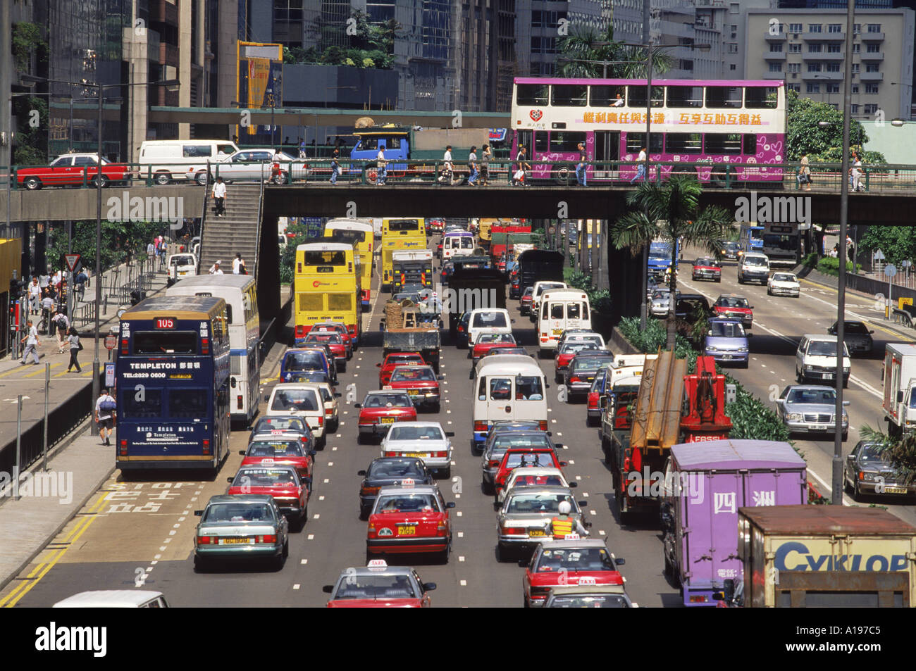 Le trafic sur la station Gloucester Road dans le quartier des affaires de Wan Chai sur l'île de Hong Kong Asie R Francis Banque D'Images