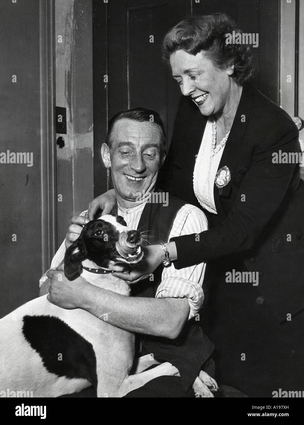 WILFRED PICKLES UK acteur et présentateur radio avec femme Mabel et une star de 1953 Greyhound chien gay jouer plus tard adapté au cinéma Banque D'Images