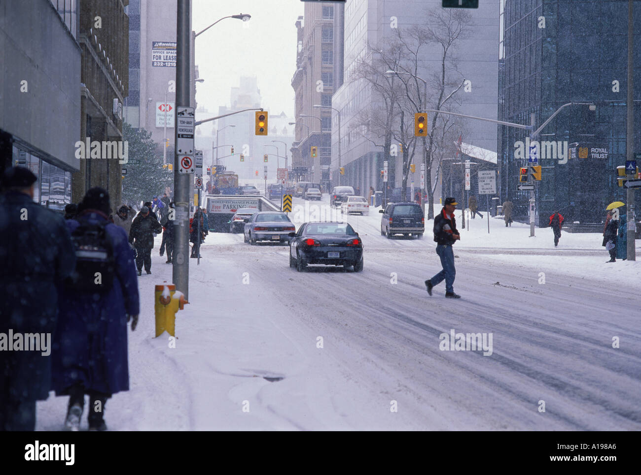 Le trafic et les piétons face à de fortes chutes de neige en hiver dans les rues du centre-ville d'Ottawa Canada R Estall Banque D'Images