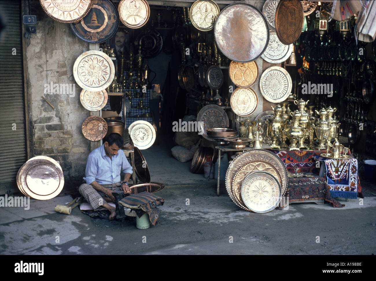 L'homme travaillant sur la plaque de cuivre à l'extérieur d'un souk du cuivre Bagdad Iraq Moyen-orient V l'arrêt Theakston Banque D'Images