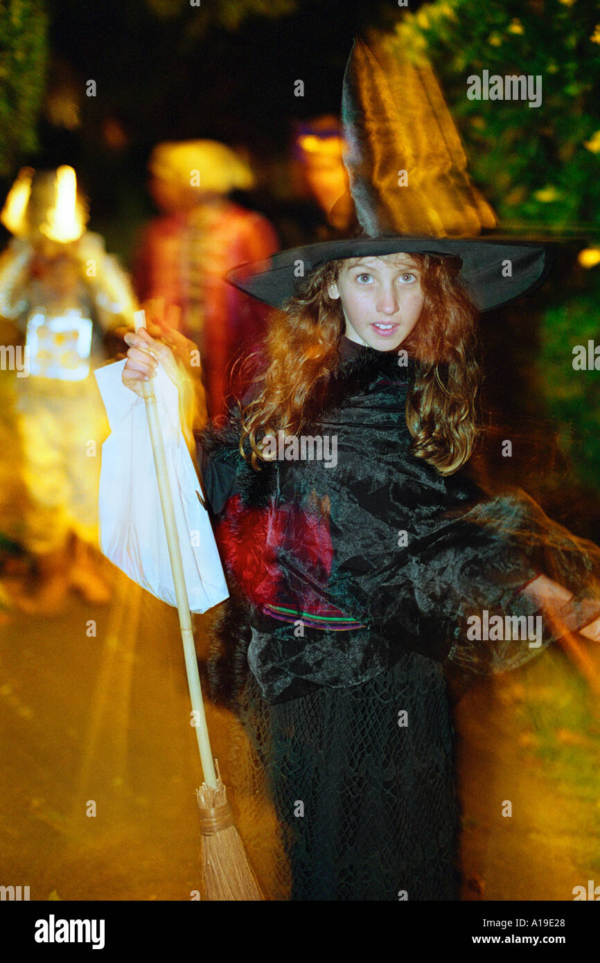 Une fillette de 8 ans est trick or treating sur Halloween habillé comme une sorcière Banque D'Images