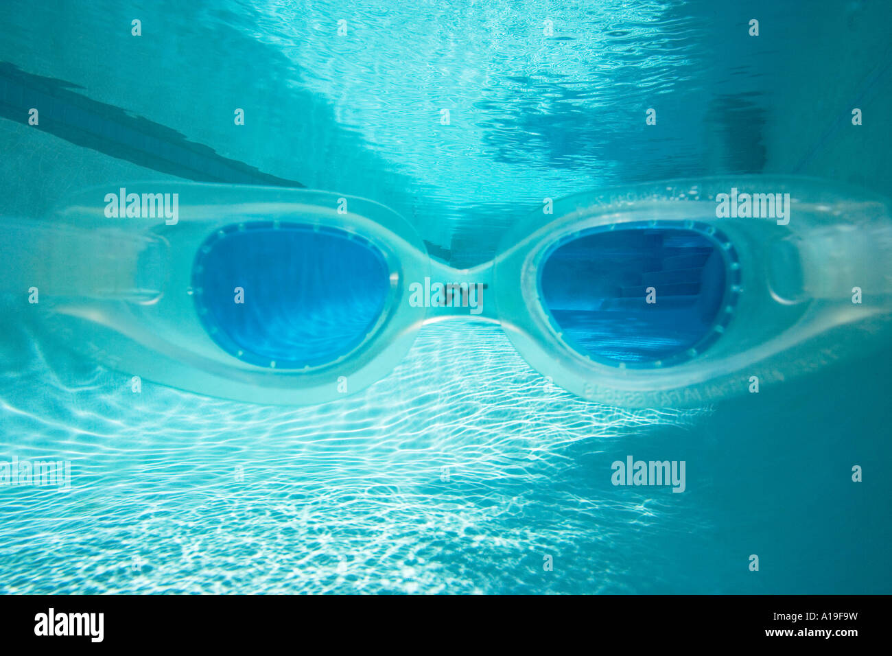 TYR lunettes sous l'eau à la piscine au bord du Lac Banque D'Images