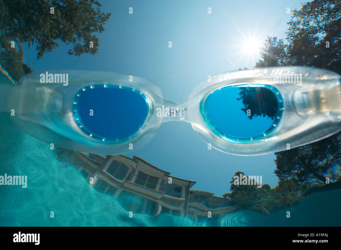 TYR lunettes sous l'eau à la piscine au bord du Lac Banque D'Images