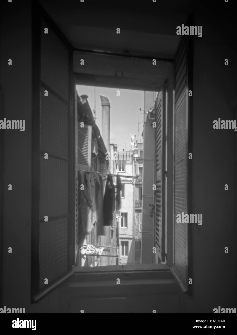 Lave-à travers la vitre dans un appartement dans la vieille ville de Cannes, sud de la France. Prise avec un appareil à sténopé 5 x4 Banque D'Images