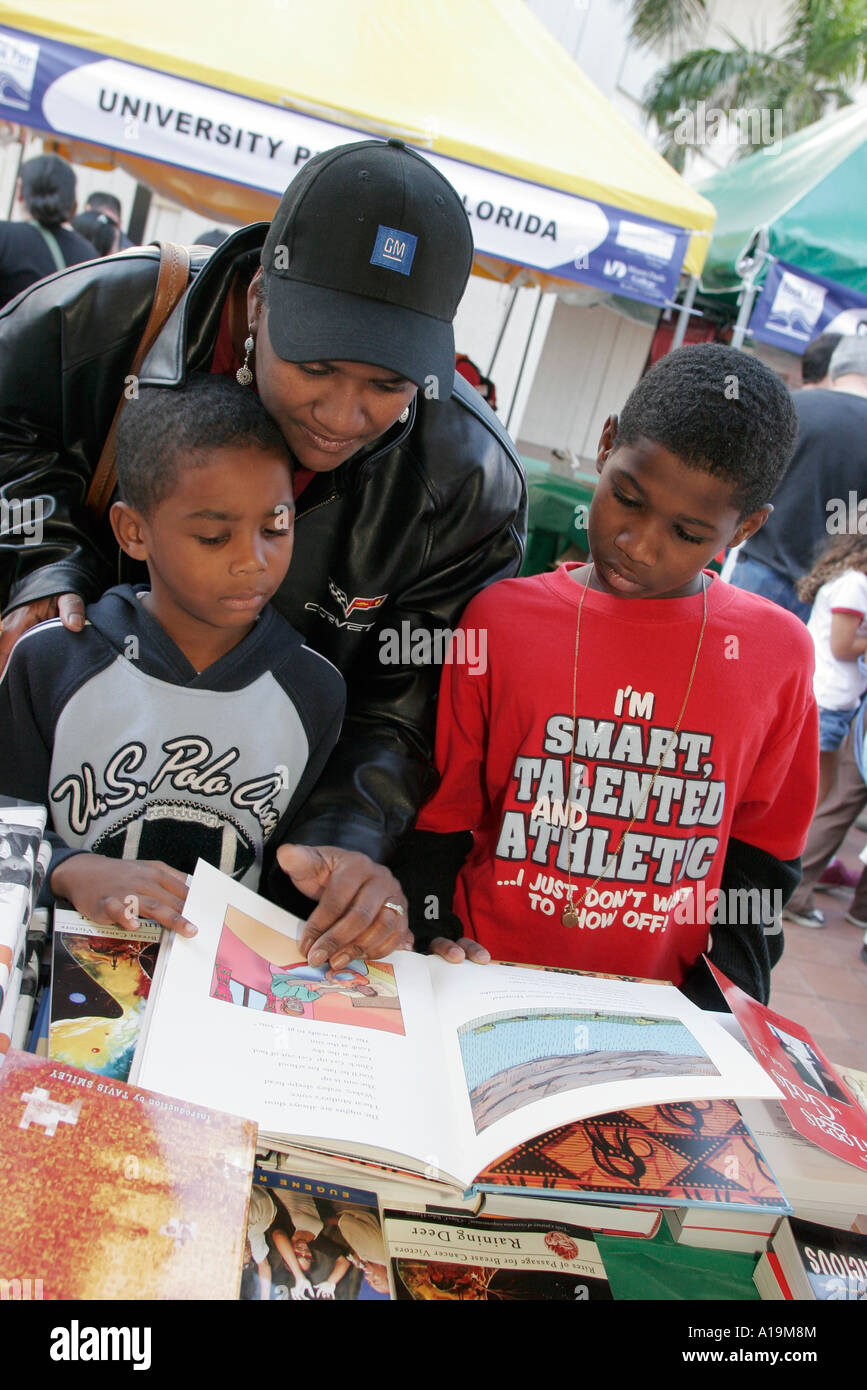Miami Florida,Miami Dade College,école,campus,Book Fair International,vendeurs,vendeurs vendeurs vendeurs,stall stalles stand marchands marché Banque D'Images