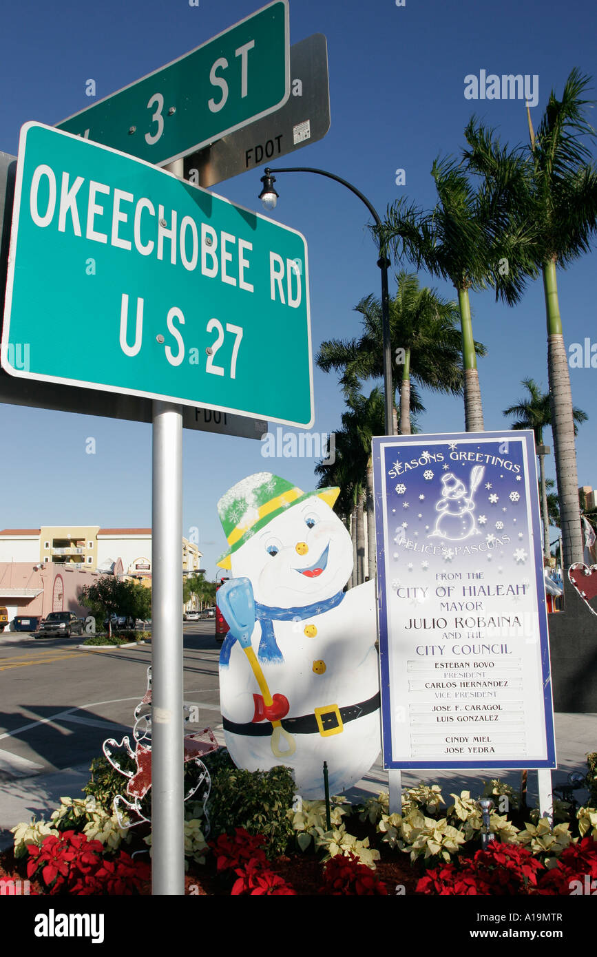 Miami Florida,Hialeah,Palm Avenue,Triangle Park,produits de vacances d'hiver afficher la vente,Noël,Okeechobee Road sign,US 27,bonhomme de neige,visiteurs tra Banque D'Images