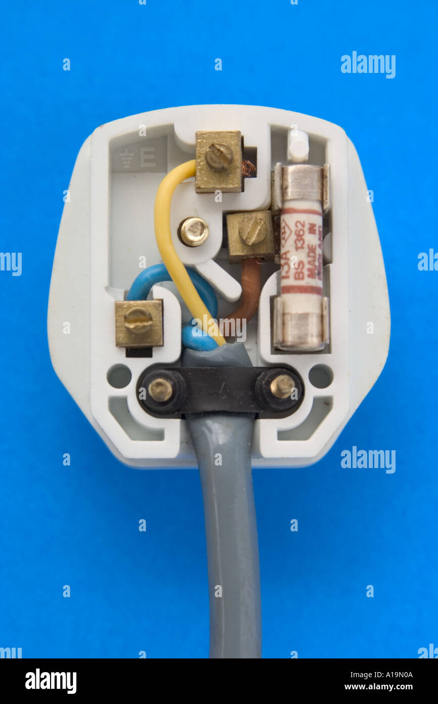 Type de prise électrique britannique mis à exposer l'intérieur avec des  câbles et des fusibles Photo Stock - Alamy