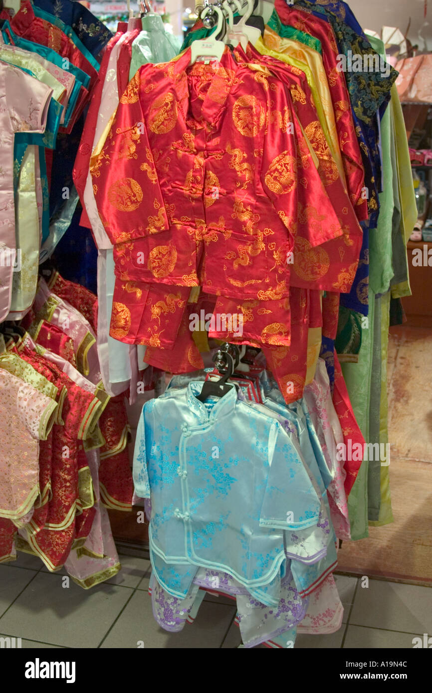 Enfants vêtements de style chinois sur la façon traditionnelle d'affichage de décrochage Banque D'Images