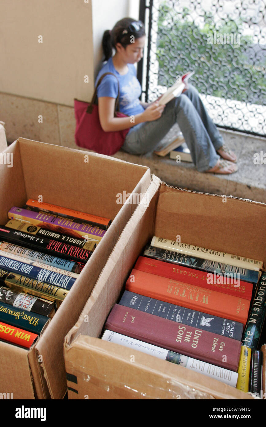 Miami Florida,Miami Dade public Library,vente de livres,boîtes,titres,femme asiatique,femme,recherche,élèves reads,FL061202035 Banque D'Images