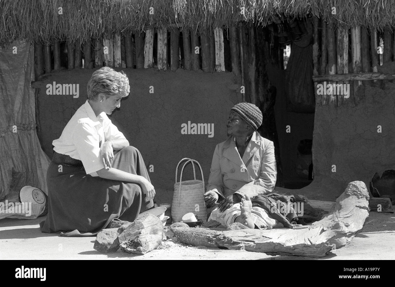 B/W de la princesse Diana parlant à une femme mozambicaine âgée au camp de réfugiés de Tgongora, au Zimbabwe Banque D'Images