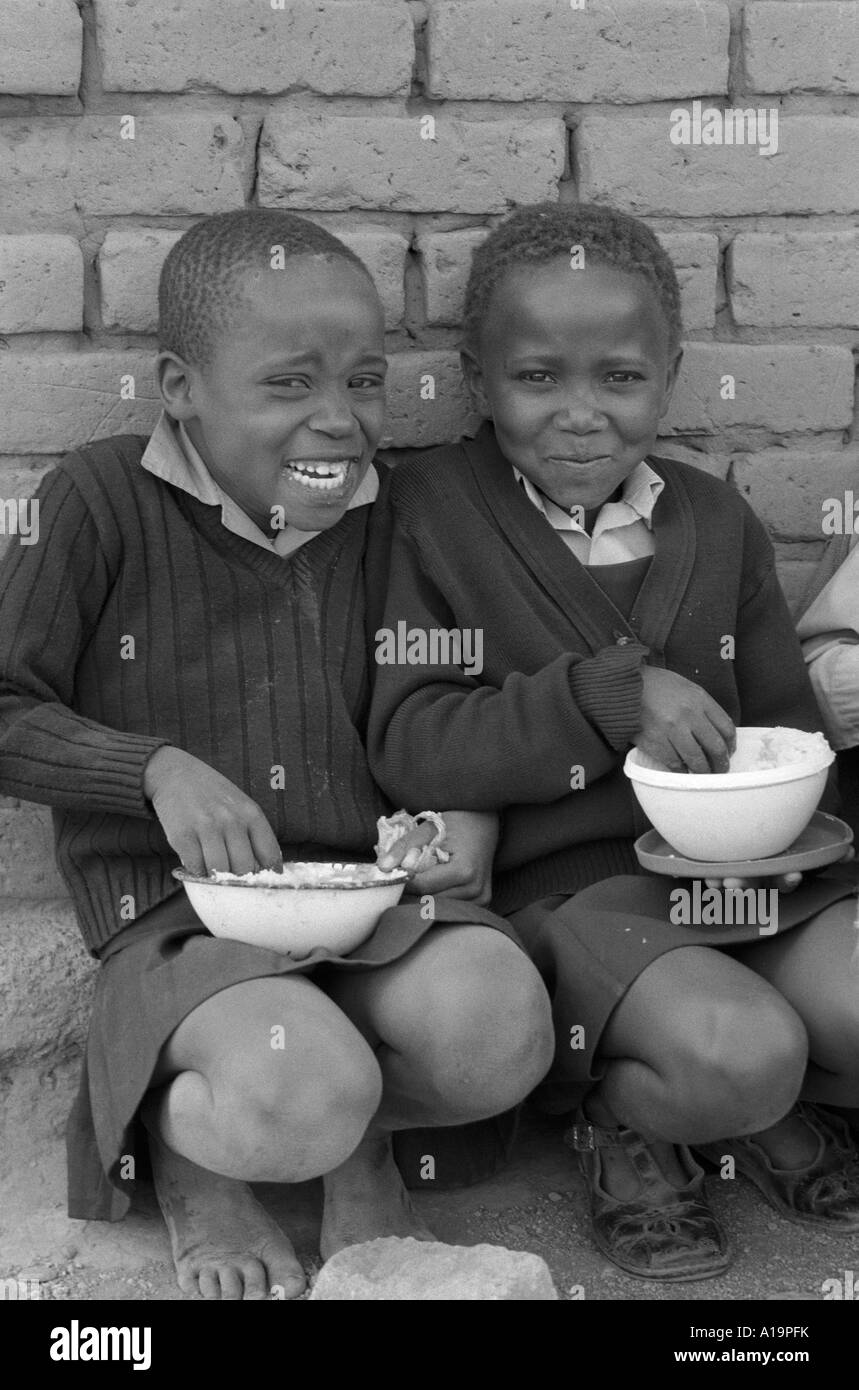 Filles de l'école de manger le déjeuner libre. Matsieng, Lesotho Banque D'Images