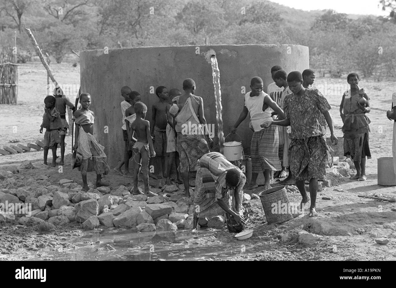 B/W des villageois de Tonga tirant de l'eau d'un réservoir avec une source d'eau sûre.Zimbabwe Banque D'Images