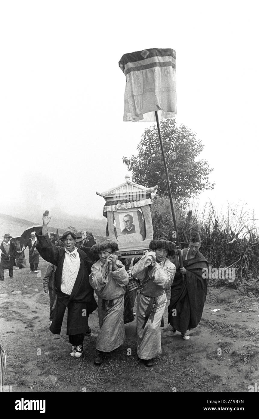 B/W des réfugiés tibétains portant une photo de H. H.H. Dalaï Lama au temple pour célébrer son anniversaire. Solukhumbu, Népal Banque D'Images