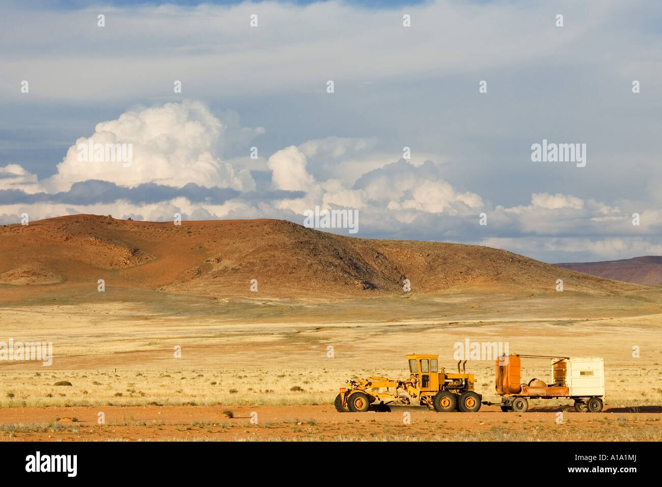 Véhicule de construction routière, Tiras Mountains, Namib, Afrique Banque D'Images