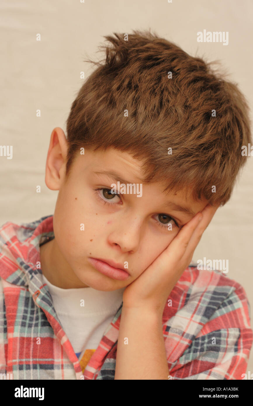 Enfant malade jeune garçon âgé de 10 ans se sentir malade malade malade  Photo Stock - Alamy