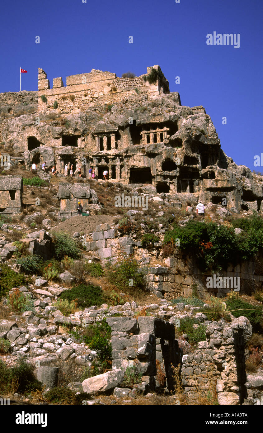 Tombeaux Lyciens taillés à l'ancienne ville de Tlos avec le château de ' chef sanguinaire Ali' couronnant le haut de l'acropole Banque D'Images