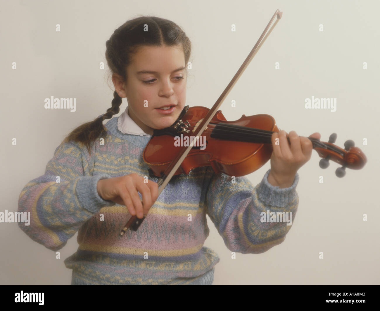 Girl playing violin - Violine spielendes Mädchen Banque D'Images