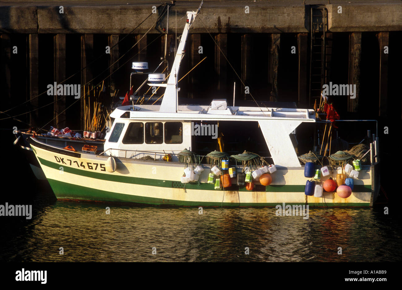 Un petit bateau de pêche à moteur français à Dunkerque Nord Flandre France Banque D'Images
