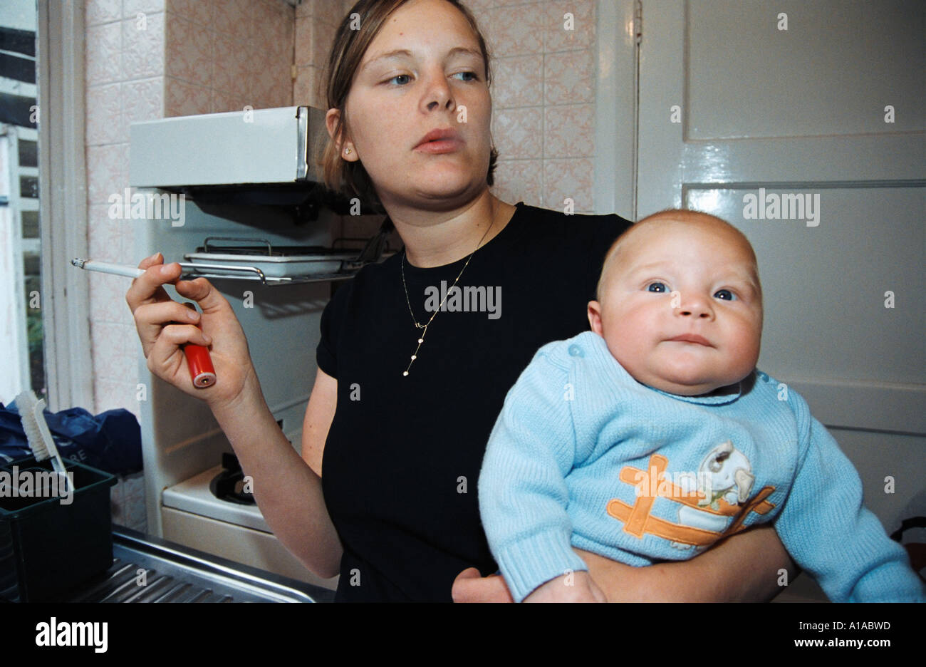 Femme fumant près de bébé Banque D'Images