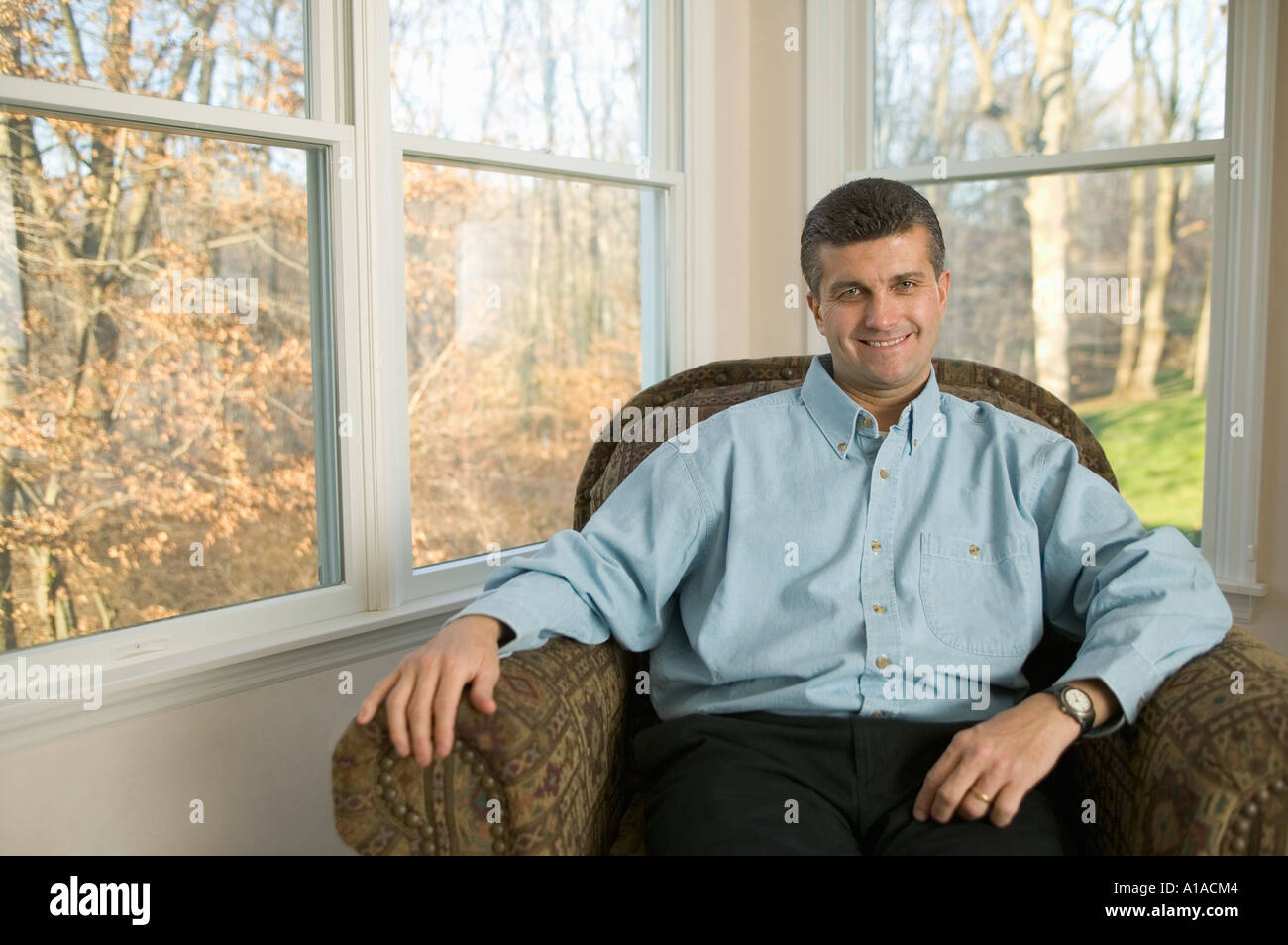 Mid adult man relaxing in chair Banque D'Images