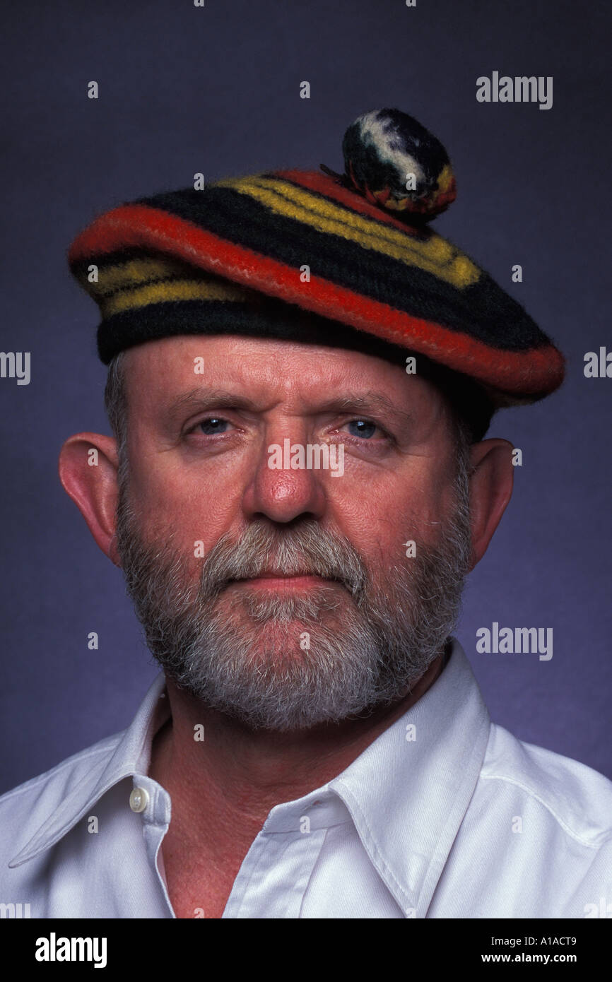 Man wearing knit wool orange et vert Tam O Shanter Banque D'Images