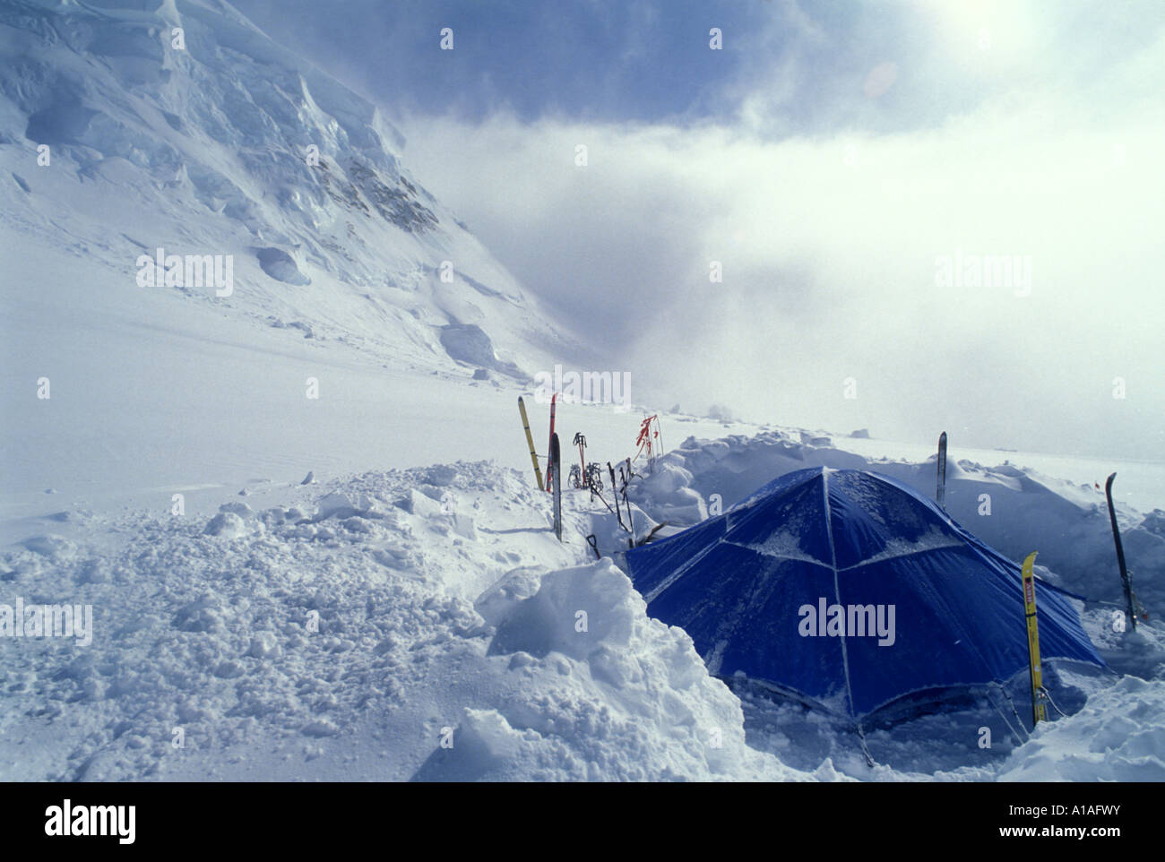 USA Alaska Denali National Park Tempête de neige couverts buffets tente sur le Glacier Kahiltna à 11000 pieds sur le Mont McKinley Banque D'Images