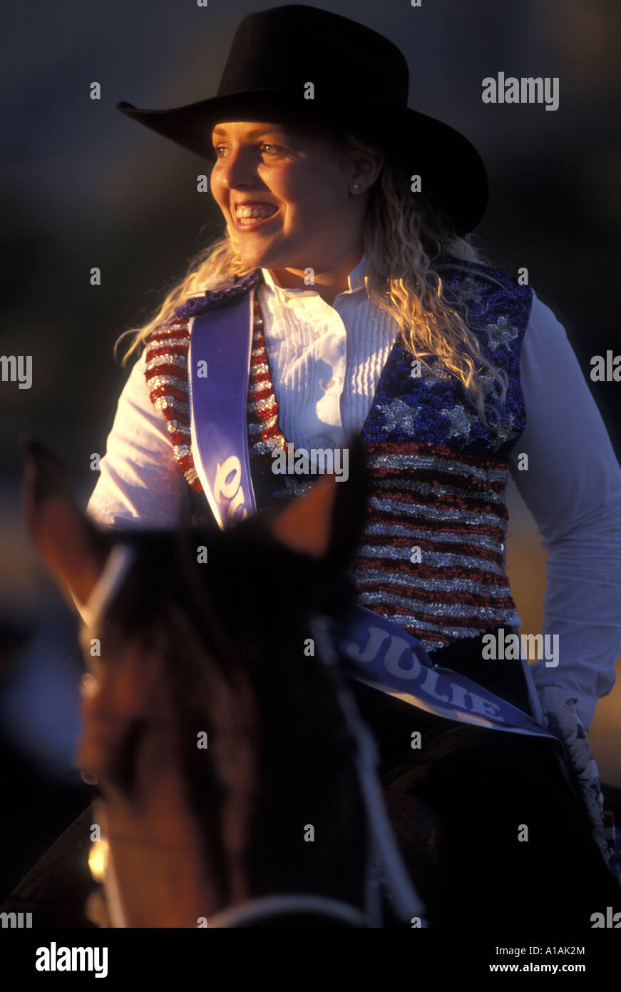 USA Washington Sedro Wooley MR Rodeo Reine Julie Riley trône au sommet à cheval rodeo sur soirée d'été Banque D'Images