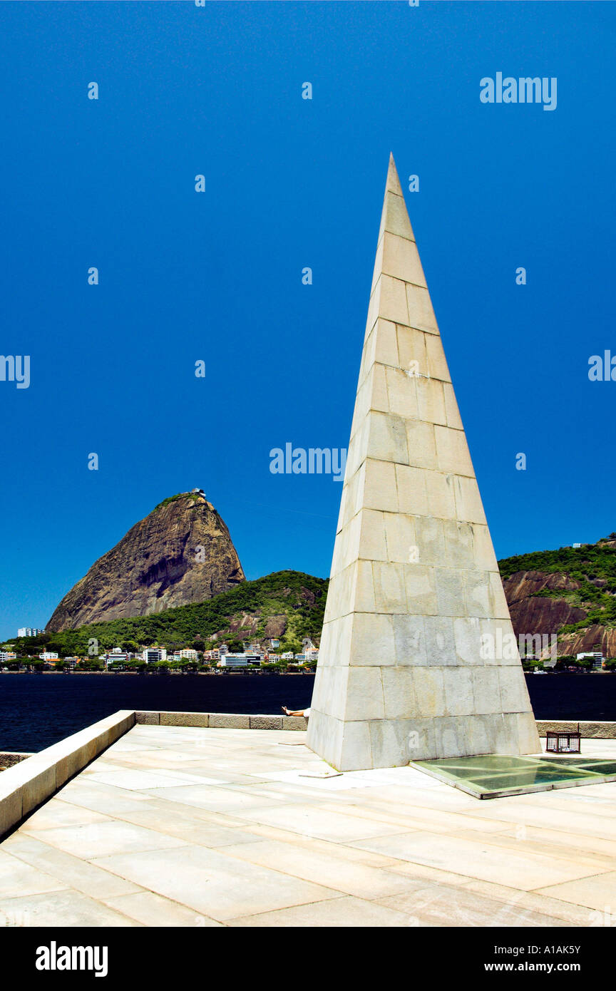 Monument en forme d'un obélisque, le fondateur de la ville de Rio de Janeiro Estacio de Sa avec du pain à l'arrière-plan. Banque D'Images