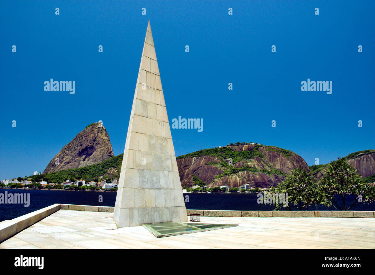 Monument en forme d'un obélisque, le fondateur de la ville de Rio de Janeiro Estacio de Sa avec du pain à l'arrière-plan. Banque D'Images