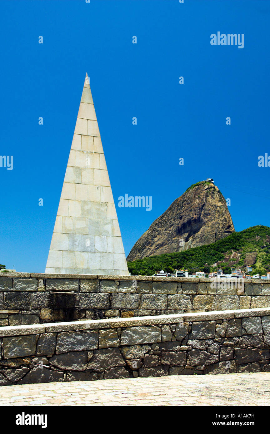 Monument en forme d'un obélisque, le fondateur de la ville de Rio de Janeiro Estacio de Sa avec du pain à l'arrière-plan. Banque D'Images